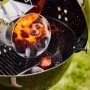 Bricchette di cocco Weber in accendifuoco sopra la griglia. Accessori barbecue per calore duraturo.