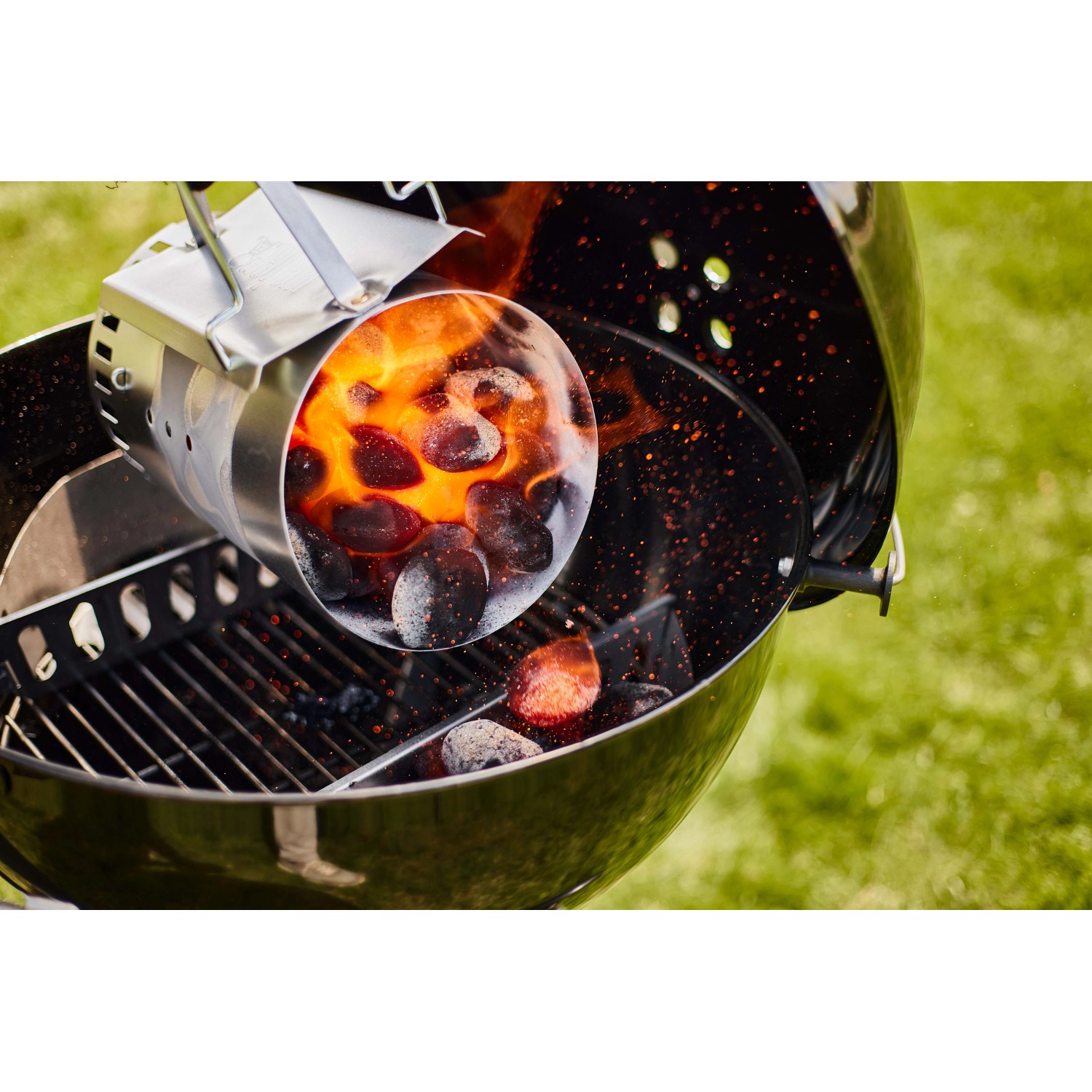 Bricchette di cocco Weber in accendifuoco sopra la griglia. Accessori barbecue per calore duraturo.