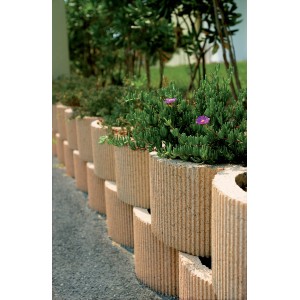 Bordura di pietre di muratura beige t.b.t. con piante come bordura per aiuole.