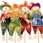 Figure decorative di spaventapasseri con cappelli colorati e salopette come decorazione da giardino.