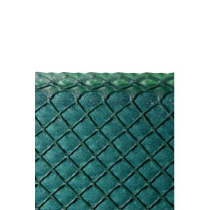 Dettaglio di un arelle verde frangivista con motivo a rombi.