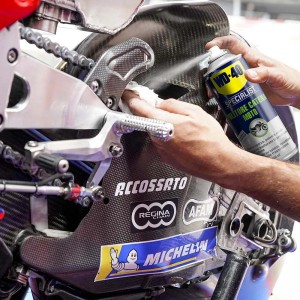 WD-40 spray per catena in uso per la cura della moto. Pulizia e protezione della catena.