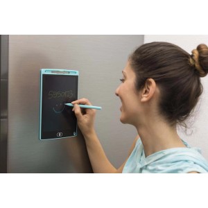 Donna scrive su accessorio t.b.t. con penna su frigo.