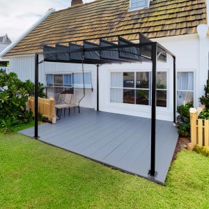 Gazebo t.b.t. moderno con tetto a lamelle e struttura nera su terrazza.