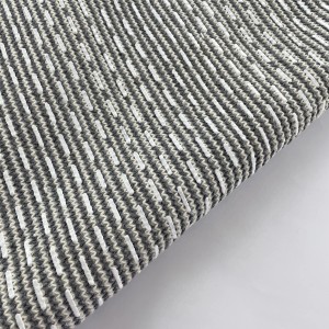 Tappeto da bagno t.b.t. grigio con motivo bianco.