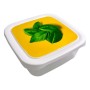 Contenitore quadrato per alimenti con coperchio giallo e motivo basilico. Sistemazione cucina.