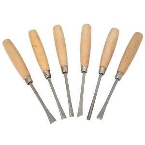 Set di 6 scalpelli con manici in legno per la lavorazione del legno.