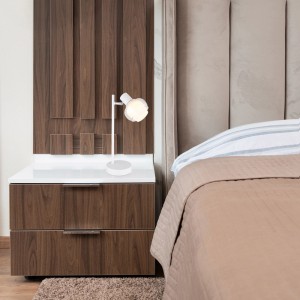 Lampada da scrivania bianca su comodino in camera da letto.