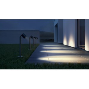 Faretti LED Steinel Spot Way N, antracite, illuminano un vialetto.