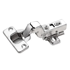 Dettaglio di una cerniera per mobili in metallo.