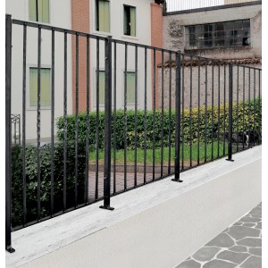 Ringhiera nera in metallo, accessori per scale e ringhiere.