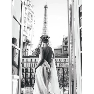 Quadri in bianco e nero: Donna su balcone con vista sulla Torre Eiffel a Parigi.