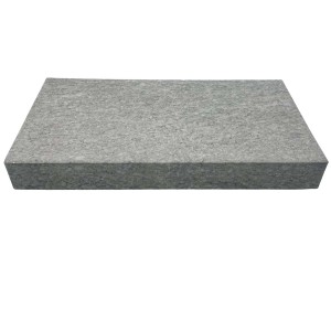 Battiscopa t.b.t. grigio con texture fine.