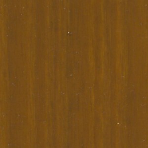 Primo piano di impregnante per legno t.b.t., colore marrone e venatura del legno visibile.