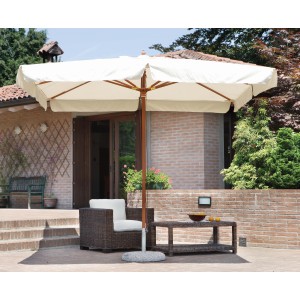 Ombrellone a braccio t.b.t. con struttura in legno e copertura beige sopra il salotto.