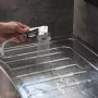 Doccetta t.b.t. cromata sopra un lavello con getto d'acqua.