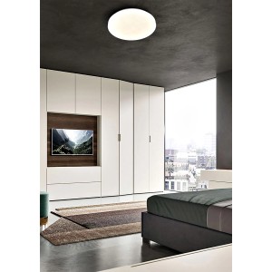 Plafoniera LED t.b.t. rotonda bianca su soffitto grigio in camera da letto.