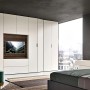 Plafoniera LED t.b.t. rotonda bianca su soffitto grigio in camera da letto.