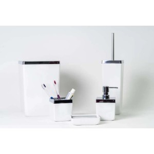 Set di accessori bagno bianco con dispenser sapone, bicchiere, portasapone, scopino WC e pattumiera.