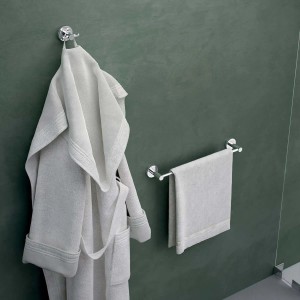 Accessori bagno: accappatoio e asciugamano su supporto in bagno.