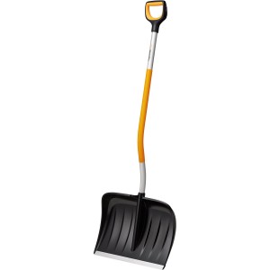 Spazzaneve Fiskars Ergonomic X-series con manico curvo giallo e lama nera.
