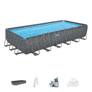 Piscina rettangolare t.b.t. con accessori come scala, copertura, pompa filtro e palline da piscina.