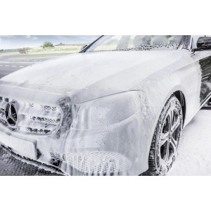 Auto ricoperta di schiuma per la pulizia. Dettaglio della parte anteriore.