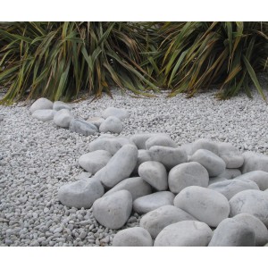 Ciottoli e graniglia decorativi bianchi per il giardino.