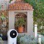 Ventilatore t.b.t. bianco per esterni su patio in legno.