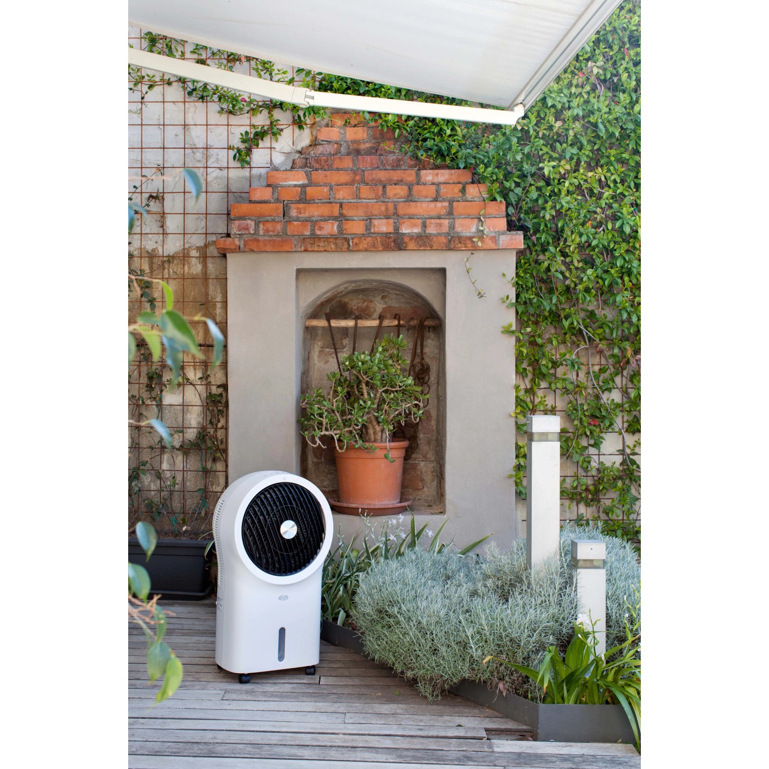 Ventilatore t.b.t. bianco per esterni su patio in legno.