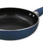 Padella blu con rivestimento antiaderente nero per la cucina.