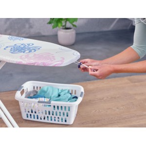 Copriasse da stiro Leifheit Cotton Classic M con motivo floreale fissato all'asse da stiro.