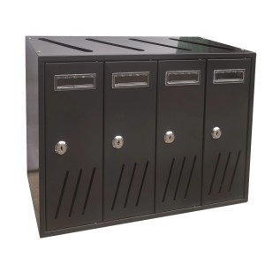 Cassetta postale grigia con quattro scomparti per condomini.