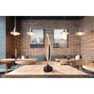 Moderna lampada da scrivania a LED t.b.t. con design curvo oro e nero.