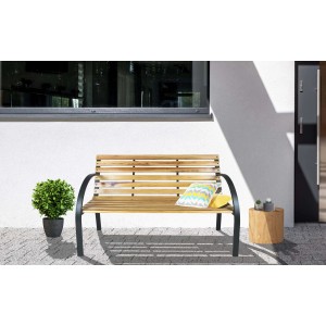 Panchina in legno con braccioli neri e cuscino, ideale per giardino o terrazzo.