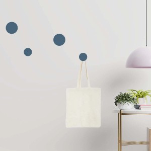 Appendiabiti t.b.t. con borsa di stoffa montato a parete.