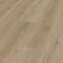 Pavimento laminato in rovere posato con leggera venatura e giunti per un aspetto rustico.