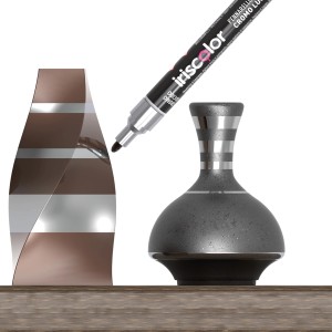 Pennarello cromato Iriscolor con due vasi in marrone e grigio.