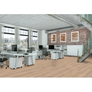 Pavimento in vinile chiaro posato in un ufficio. Atmosfera accogliente con il rivestimento.