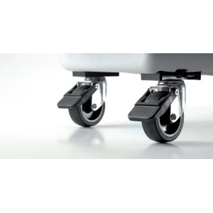 Dettaglio delle ruote di un trasportino per cani t.b.t. con freno di stazionamento.