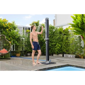 Uomo che usa la doccia da giardino t.b.t. Doccia nera con doccetta.