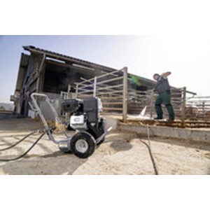 Idropulitrice in uso: Una persona pulisce una stalla con il t.b.t.