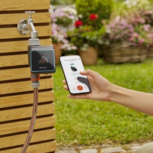 Centralina per irrigazione Bluetooth Gardena con app su smartphone e rubinetto.