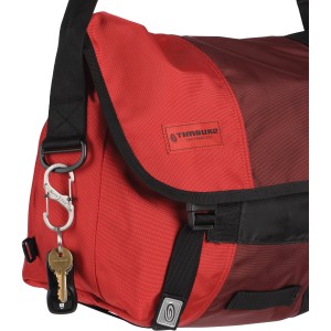 Nite Ize S-Biner SlideLock Gr. 3 attaccato a zaino rosso con portachiavi.