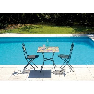 Set tavolo da giardino con due sedie a bordo piscina. Tavolo quadrato con mosaico.