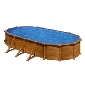 Piscina ovale Gre Mauritius effetto legno, 730x375x132 cm, riempita con acqua blu.