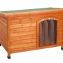 Cuccia per cani in legno con feltro bituminoso verde e tenda per porta trasparente.