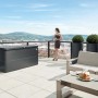 Biohort Loungebox 160 in grigio scuro metallizzato su una terrazza panoramica con vista sulla città.