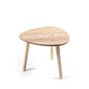 Tavolino basso t.b.t. in legno chiaro con piano triangolare e tre gambe.