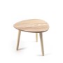 Tavolino basso t.b.t. in legno chiaro con piano triangolare e tre gambe.